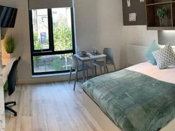 Newcastle 1, Newcastle Has an Apartment
