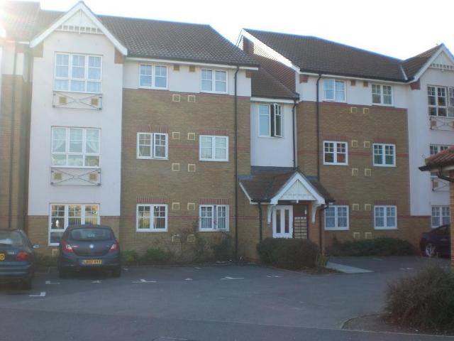 Newcombe Gardens, Hounslow TW4 2 bed flat to rent £1,650 pcm £381 pw