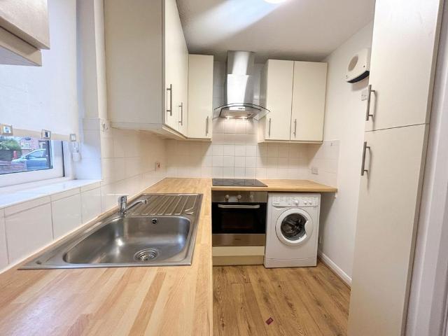 Newcourt, Uxbridge, UB8 Studio to rent £995 pcm £230 pw
