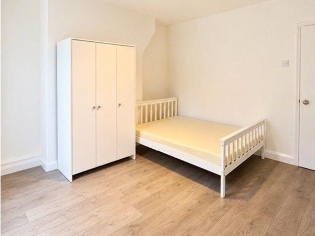 Newcourt House, London E2, 2 bed flat to rent, £2,250 pcm | PrimeLocation