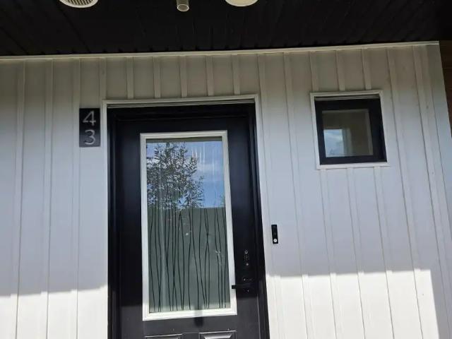 Newer 2 Bedrooms Townhouse in Secord Blv