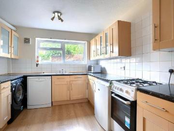Newhaven Street, Brighton BN2 4 bed semi detached house to rent £2,686 pcm £620 pw