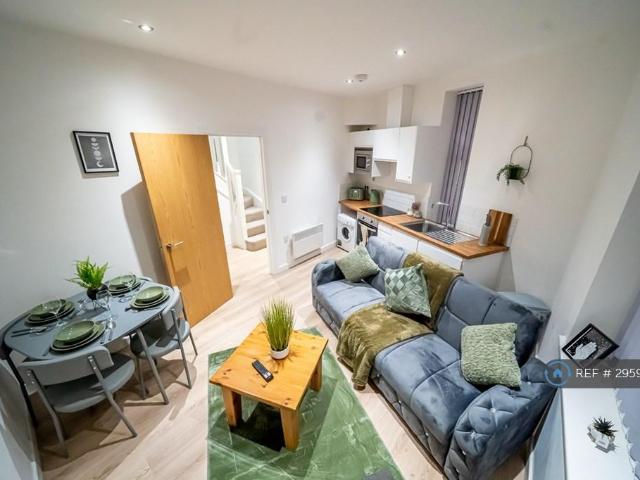 Newhey Road, Milnrow, Rochdale, OL16 2 bed flat to rent £1,000 pcm £231 pw