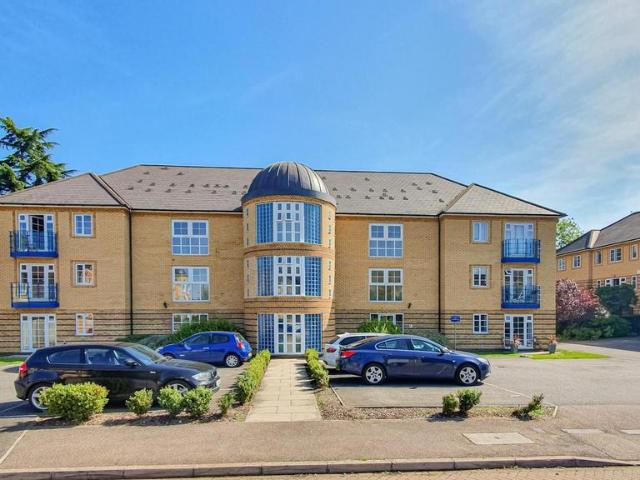 Newland Gardens, Hertford 2 bed apartment to rent £1,550 pcm £358 pw