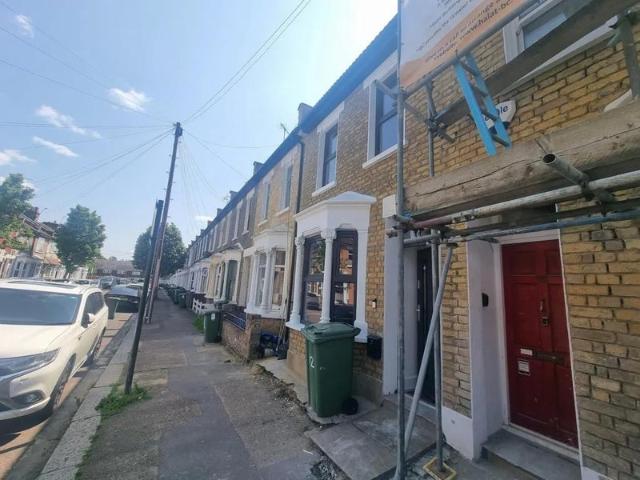 Newley modernised 3 bedroom terraced house