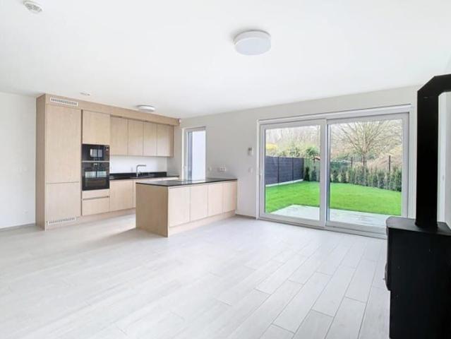 Newly Built 4 Bedroom House with Garden and Parking