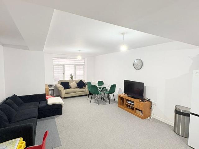 Newly built 2 bed flat to let 5 min from hosp