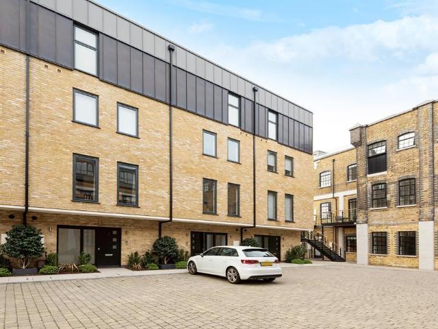 Newly Built 3 Bed Town House To Let. 3 bed townhouse to rent £12,177 pcm £2,810 pw