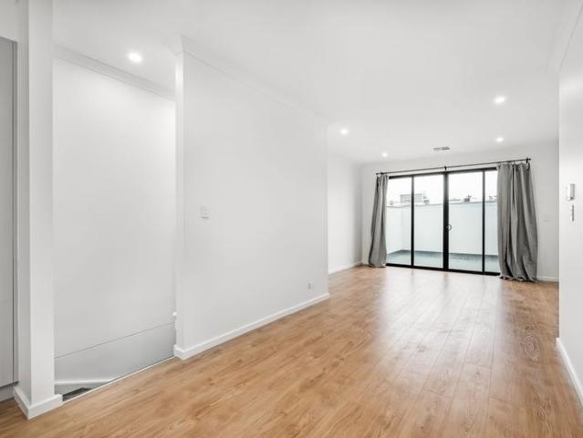 Newly Built City Fringe Townhouse