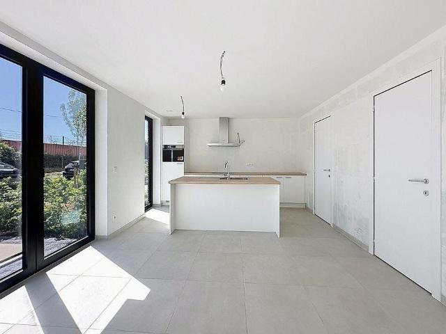 Newly built ground floor apartment with parking space for re