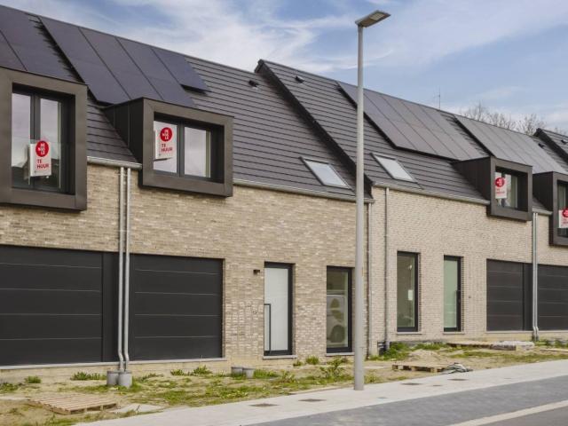 Newly built house with 3 bedrooms, garden & garage for rent