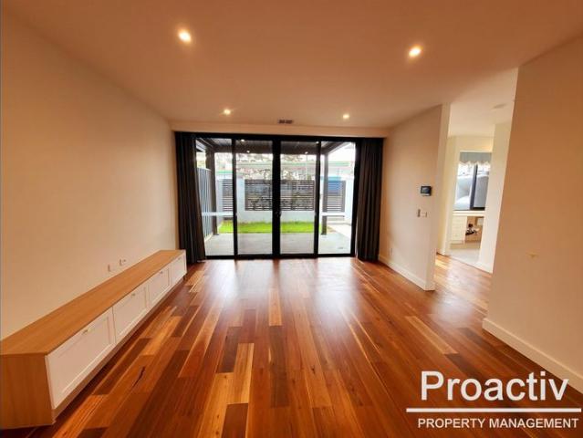 Newly built No17 | Designer living in the heart of Williamstown