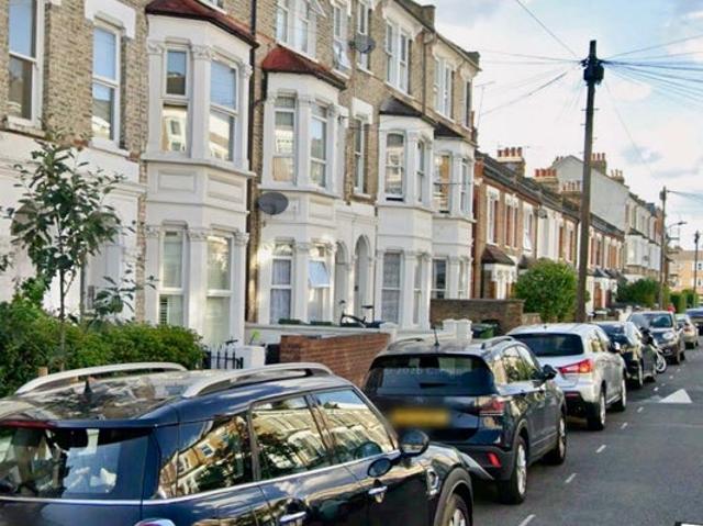 Newly converted 3 bed flat, 8 mins to Gdhawk Rd St