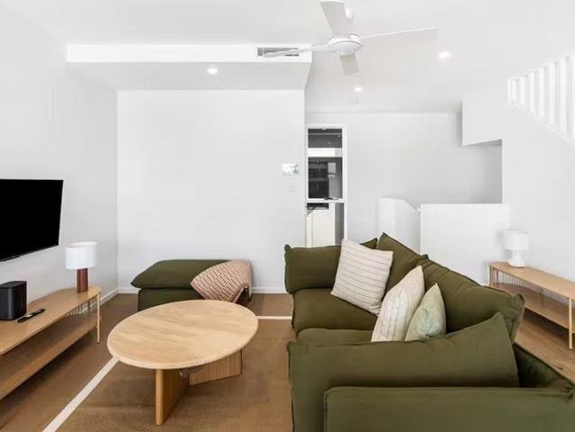 Newly Constructed Luxury Townhouse Metres from Tallebudgera Creek 3 Bed | 3 Bath | Sleeps 6 | 200m²