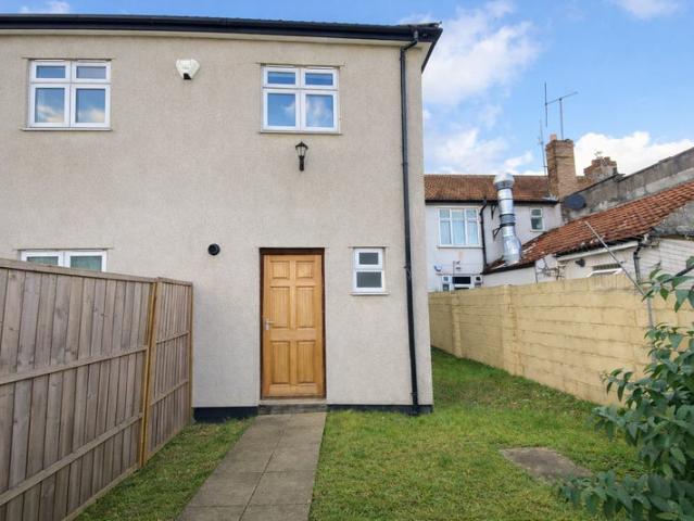 Newly decorated 4 bed property available now!