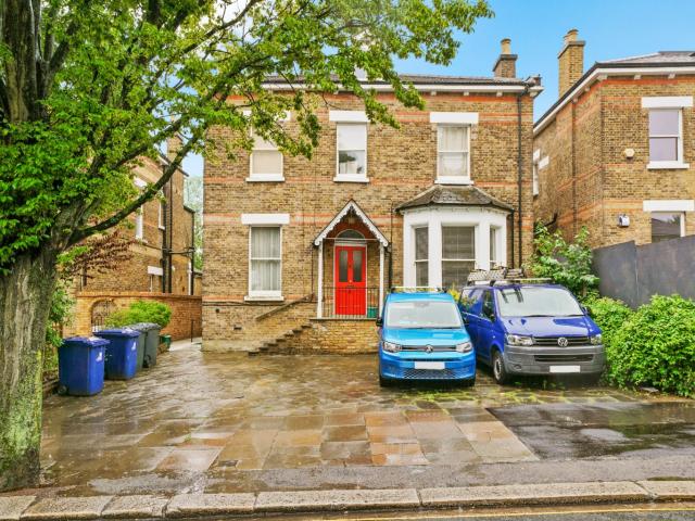 Newly Decorated Double Loft Room for Rent in a shared house Near Ealing Broadway