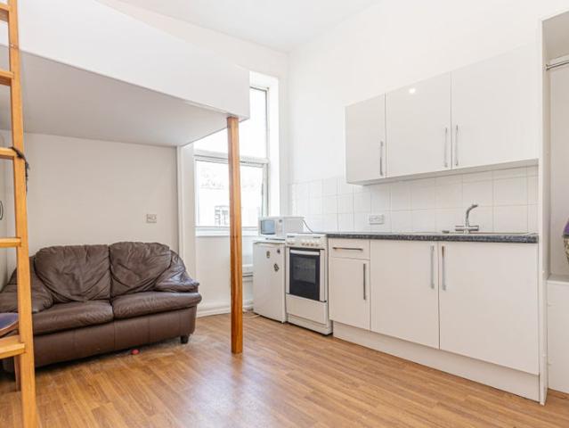 Newly decorated self contained studio flat in E5