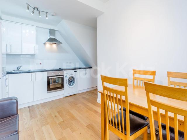 Newly decorated top floor 2 bedroom in a large victorian Building