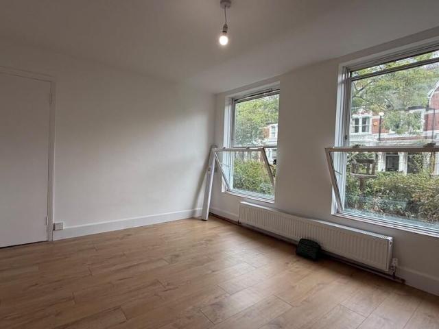 Newly Decortated Studio in Chiswick Studio to rent £1,500 pcm £346 pw