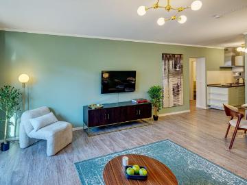 Furnished rental with balcony to the inner courtyard