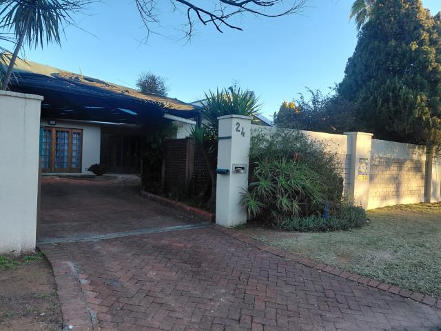 NEWLY LISTED STUDENT ACCOMMODATION WITH SINGLE ROOMS AND A BACHELOR FLAT