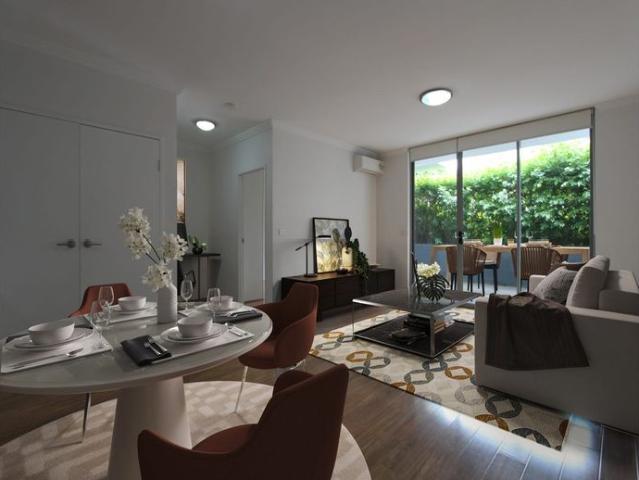 Newly Painted Ground Floor Front One Bedroom Apartment with Courtyard