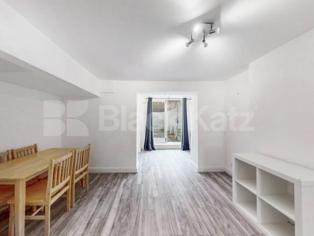 Newly painted two double bedroom flat with study near Regents Park and to tube!