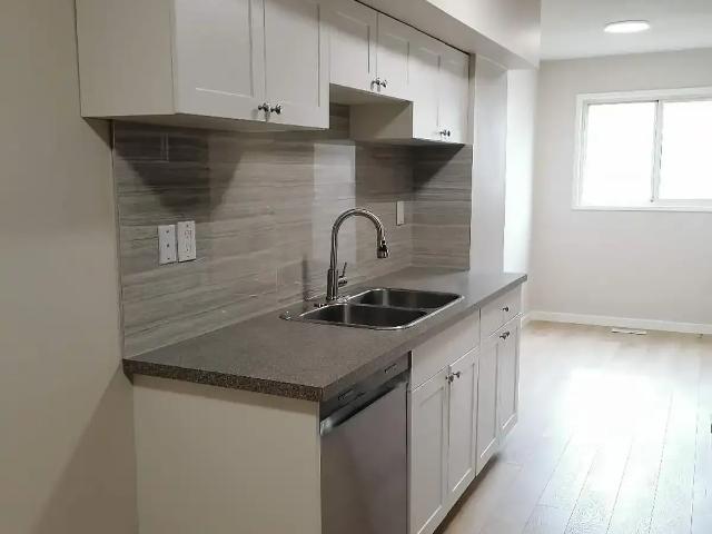 Newly Renovated 3 bed Townhome with Fenced Backyard — 3 Bedrooms Townhouse