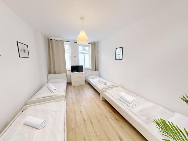 Newly Renovated 3 Bedroom Apartment for Up to 8 People in Leipzig, Leipzig Amsterdam Apartments for Rent