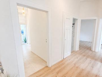 Newly Renovated 3 Room Apartment with Balcony & Home Office