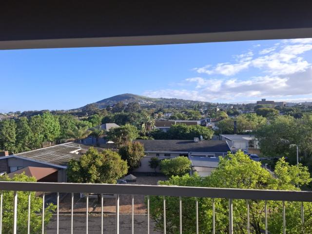 Newly Renovated 2 Bedroom Apartment with Beautiful Views in Oostersee, Parow