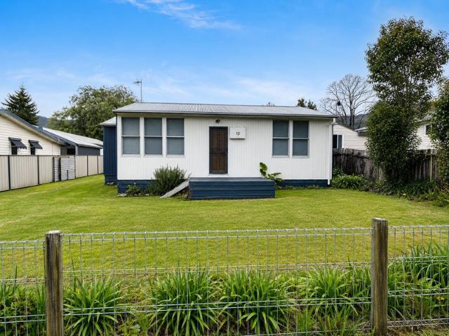 Newly renovated 2 bedroom cottage for long term lease