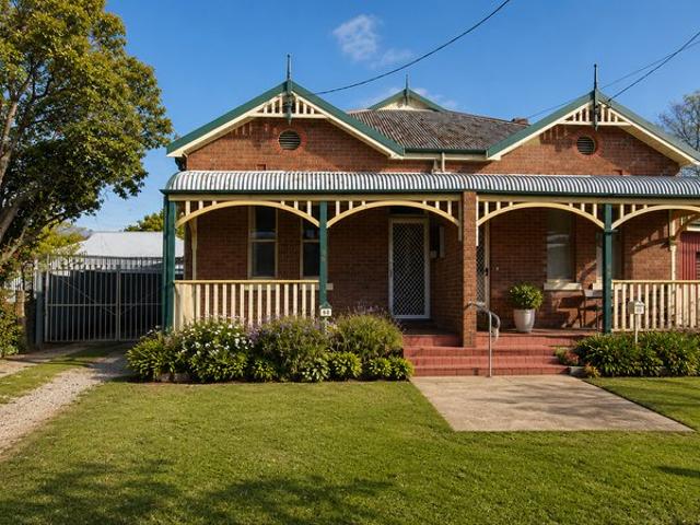 Newly Renovated 2 Bedroom Duplex with Modern Amenities