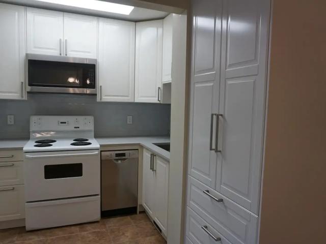 Newly Renovated 2 Bedroom Townhouse — 2 Bedrooms Townhouse