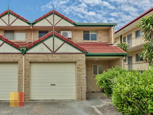 NEWLY RENOVATED 2 BEDROOM TOWNHOUSE AIR CONDITIONED