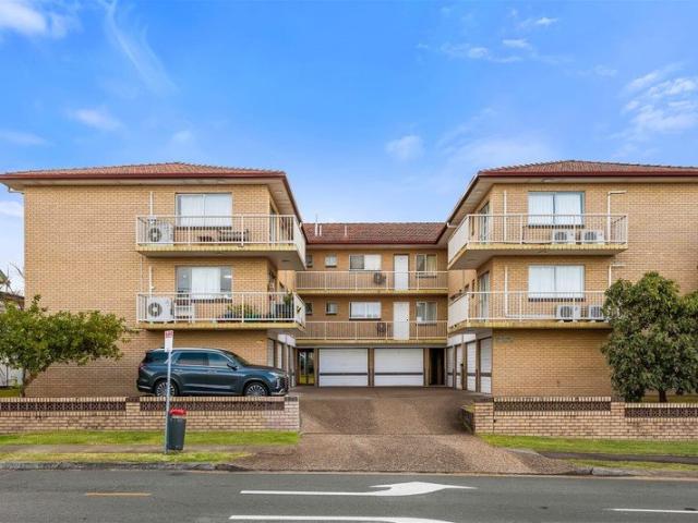 Newly Renovated 2 Bedroom Unit in Prime Location!