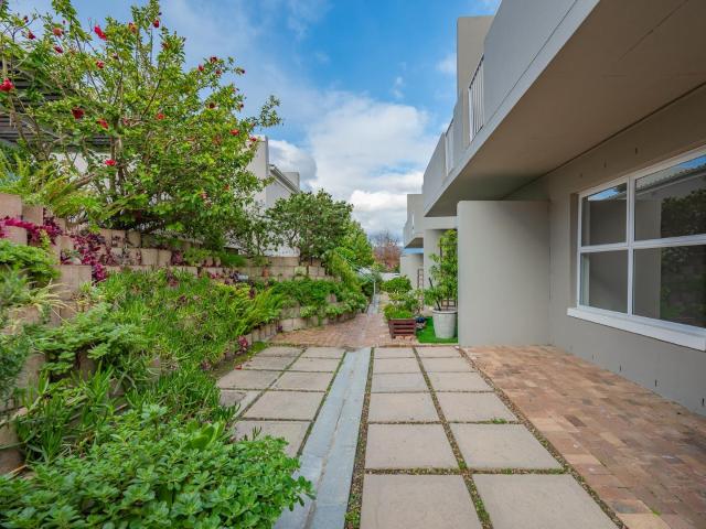 Newly renovated 2 bedroom 1 bathroom unit in popular complex in Briza