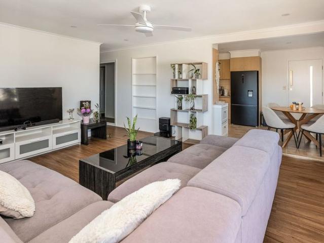 Newly Renovated 4 Bedroom Rooming House/Unit | Furnished Room Available | Prime Bray Park Location