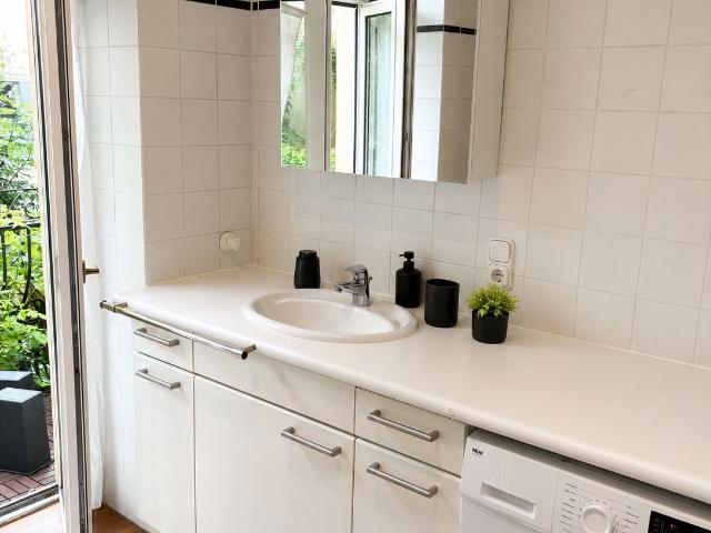 Newly Renovated 4BR Apartment I Prime Munich Location, Munchen Amsterdam Apartments for Rent