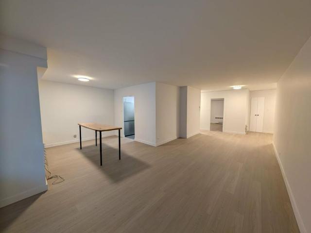Newly renovated 5½ in Imperial House — 3 bedrooms, 2 bath 1 ensuite, new kitchen and floors, balcony, and family‑friendly amenities Golden Sq Mile