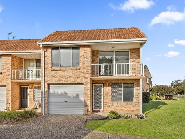 NEWLY RENOVATED COASTAL TOWNHOUSE IN AN UNBEATABLE LOCATION