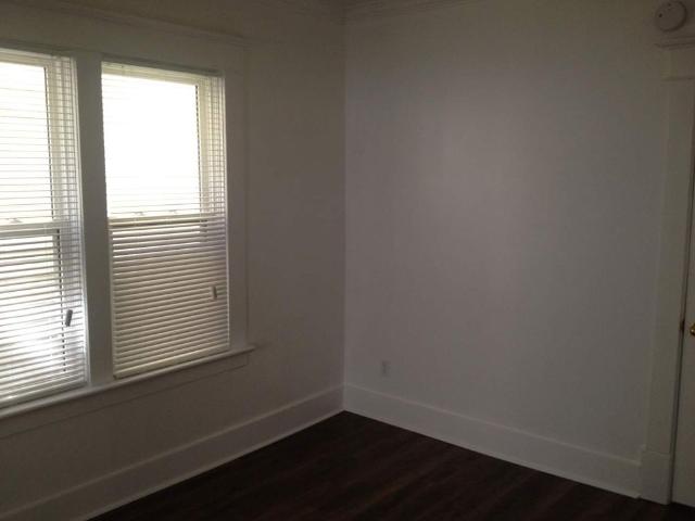 newly renovated Cathedral 2 bd character suite /fenced yard /gargae