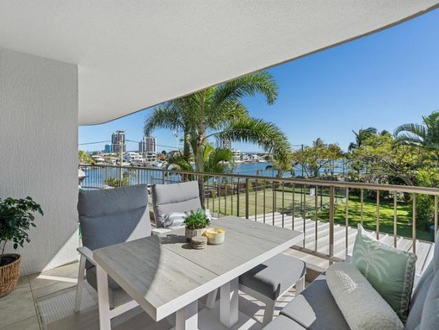 Newly Renovated Apartment with Breathtaking Main River Views