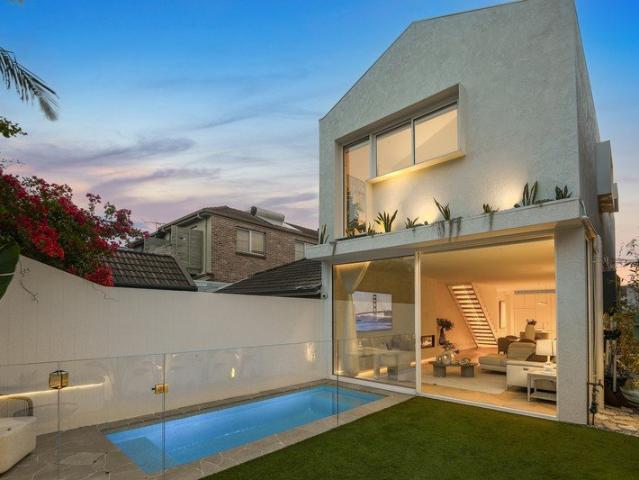 Newly Renovated Beachside Haven Of Breathtaking Contemporary Luxury