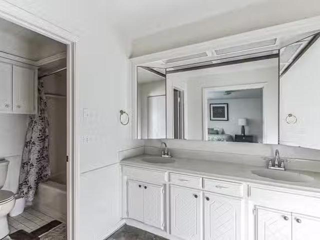 Newly renovated & beautiful Oklahoma City House with Dining ar.