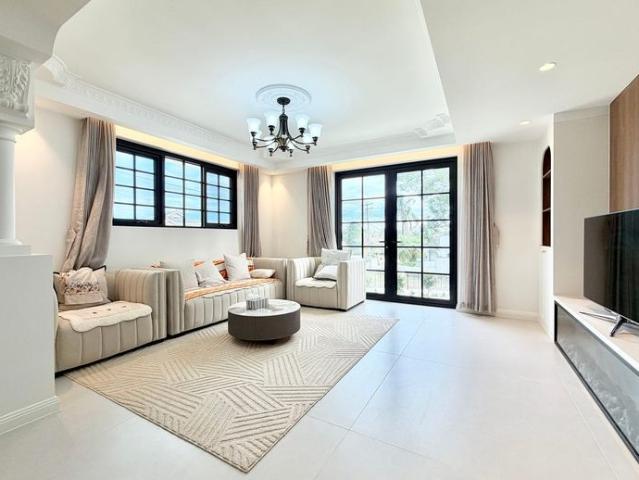 Newly renovated family entertainer in Burwood