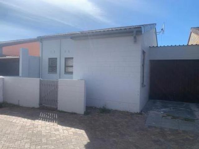 newly renovated free standing 3 bedr.