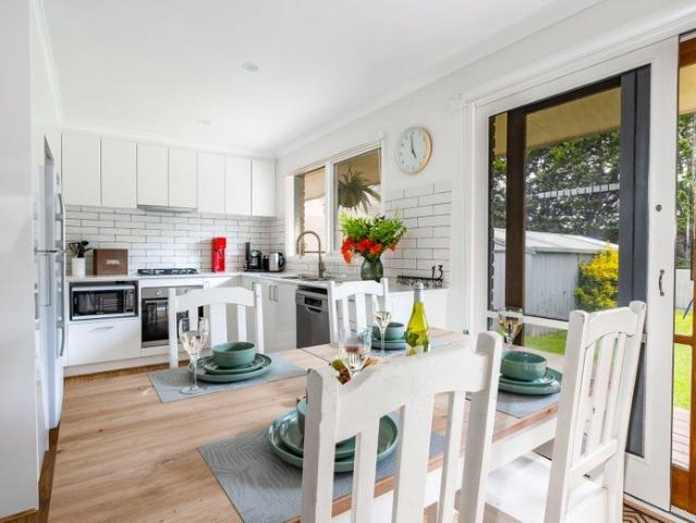 Newly Renovated Furnished Family Home | Walk to Ocean Grove Beach 3 Bed | 1 Bath | Sleeps 7 | 178 m²