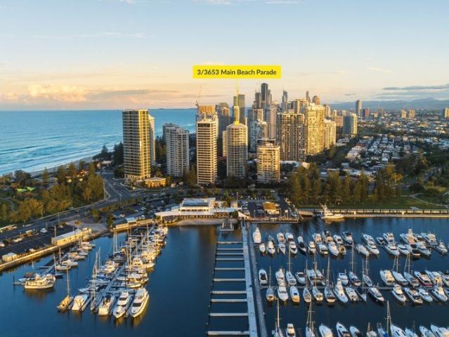 Newly Renovated Half Floor Apartment Opposite the Southport Yacht Club