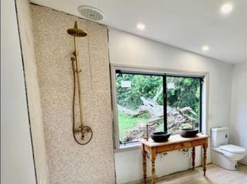 Newly renovated Open Plan three bedroom house 6 acres